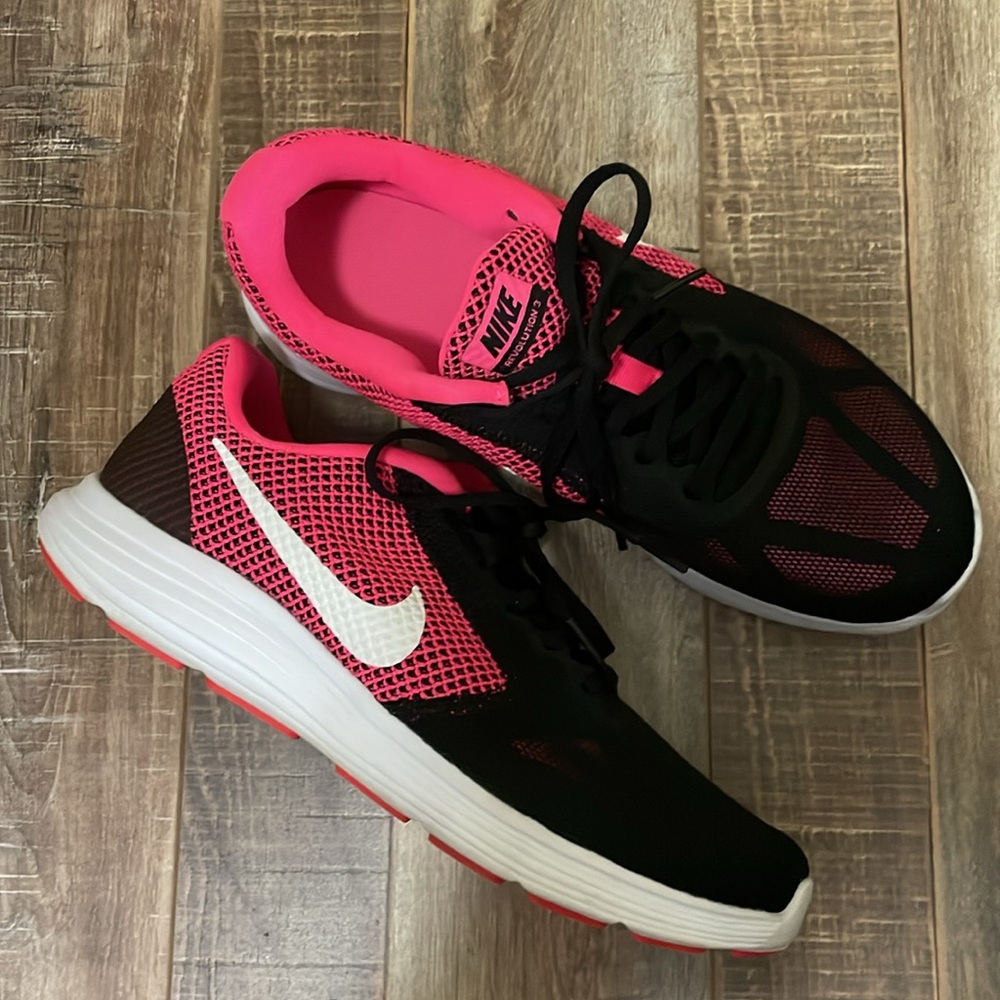 Nike revolution 3 running shoes blk/fuschia size 9